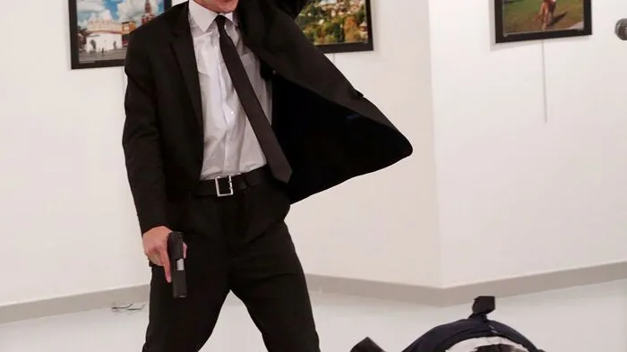 Das World Press Photo des Jahres 2016 zeigt den Attentäter von Ankara, der den russischen Botschafter am 19. Dezember ebenda erschoss. Dafür wird der türkische Fotograf Burhan Ozbilici (AP) ausgezeichnet.
