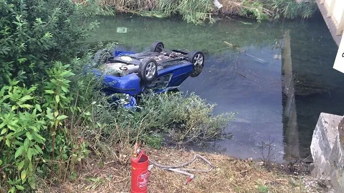 Zug katapultiert Auto in Sattnitz: Rettungsaktion für Kind