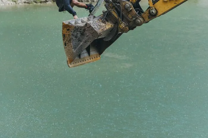 Eine Baggerschaufel dient Dominik Hernler als Wakeboard-Hit.