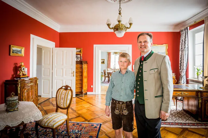 Schlossherr Hermann Fleischhacker mit Sohn Bernhard (12) im roten Salon der Beletage.
