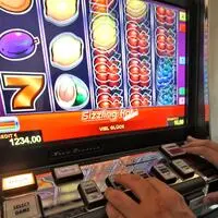 Stundenlang spielte der Kärntner in vielen Nächten an den Spielautomaten im Casino (Symbolfoto)