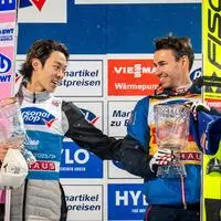 Gesamtsieger Ryoyu Kobayashi mit Bischofshofen-Triumphator Stefan Kraft 