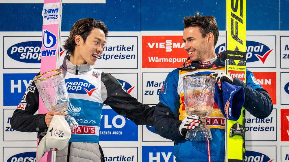 Gesamtsieger Ryoyu Kobayashi mit Bischofshofen-Triumphator Stefan Kraft 