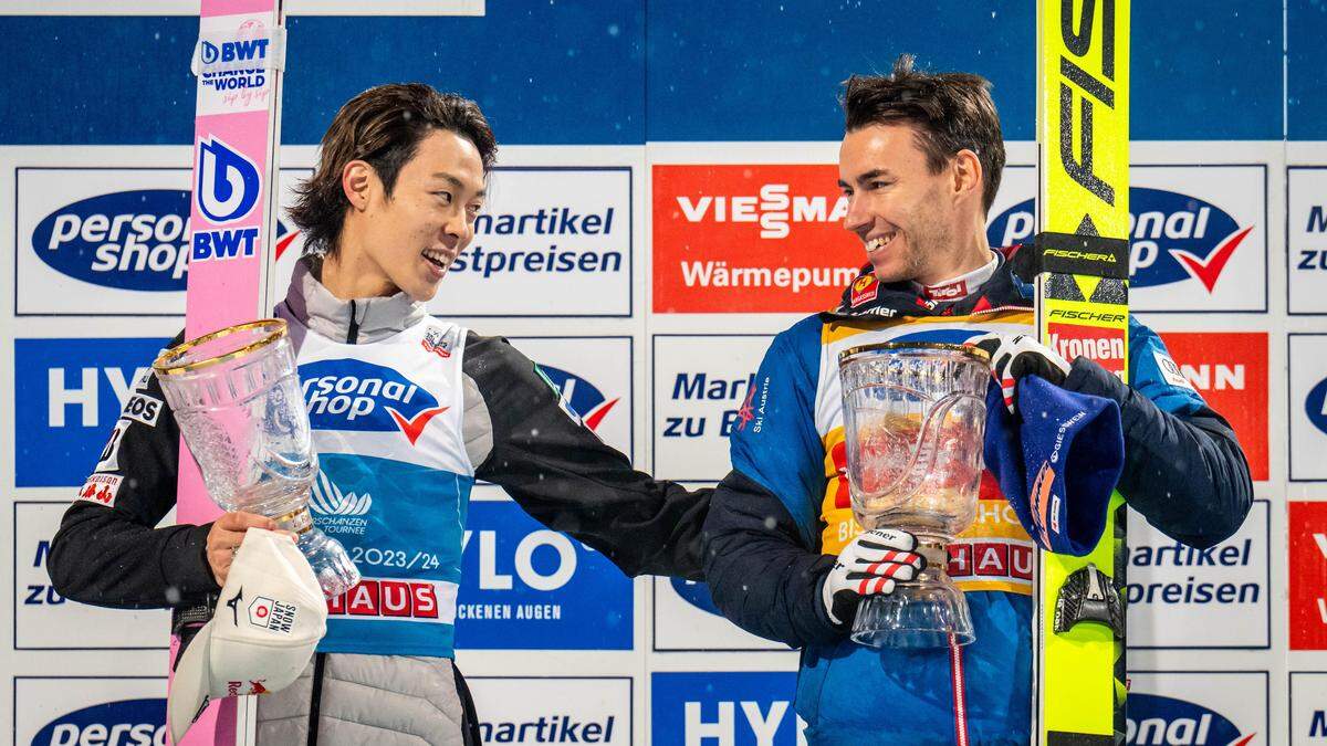 Gesamtsieger Ryoyu Kobayashi mit Bischofshofen-Triumphator Stefan Kraft 