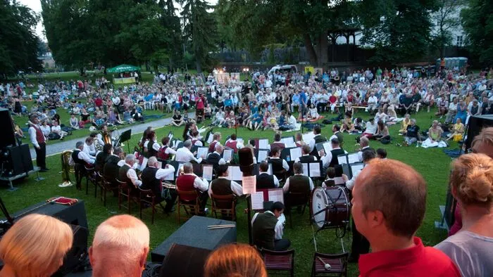 Die styriarte feierte die Eröffnung des Festivals im Jahr eins nach dem Tod von Nikolaus Harnoncourt als ein Fest im Grazer Stadtpark ...