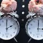 ++ ARCHIVBILD/THEMENBILD ++ Illustration zum Thema "Zeitumstellung / Sommerzeit". Eine Frau hält zwei Wecker am Dienstag, 26. März 2019, in Wien. Am letzten Sonntag im März wird wieder an der Uhr gedreht. Die Zeiger werden in Europa um 2.00 auf 3.00 Uhr springen. (ARCHIVBILD VOM 26.3.2019)