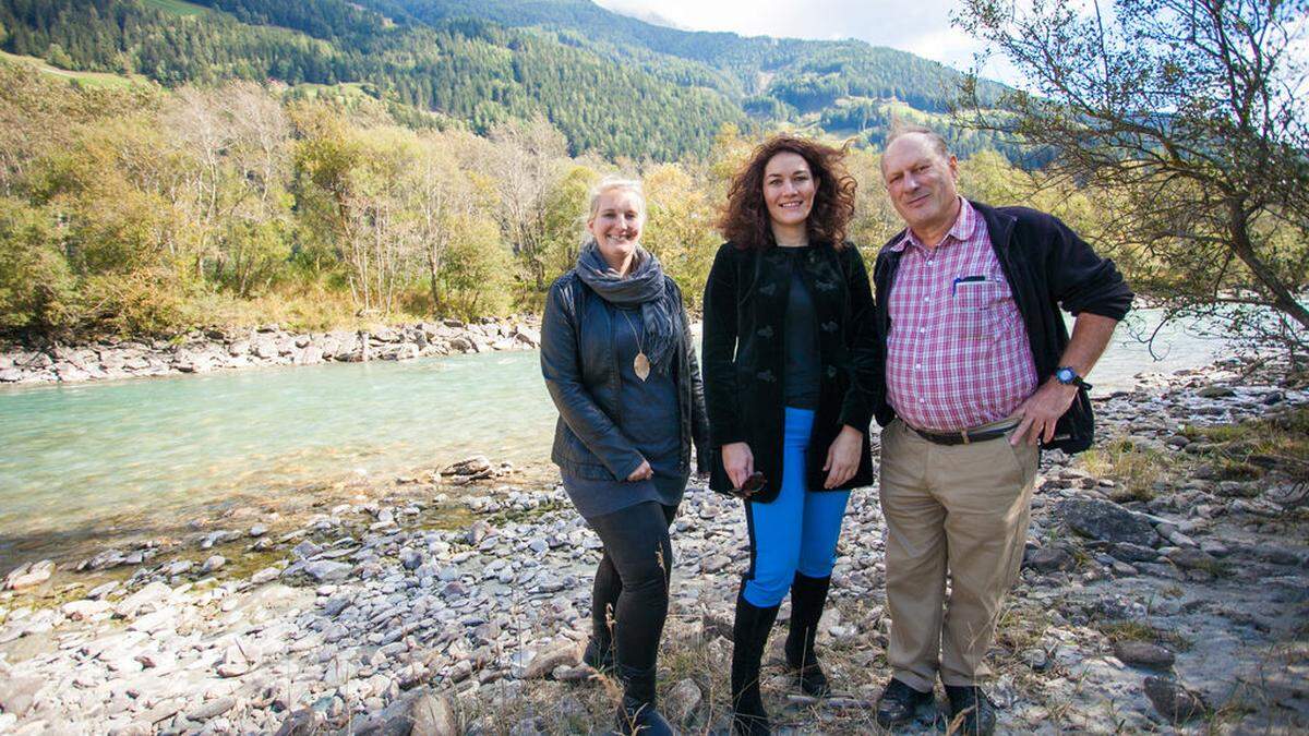 Landesrätin Ingrid Felipe (Mitte) mit Karin Meyer und Josef Thaler von der Bezirkshauptmannschaft in Matrei