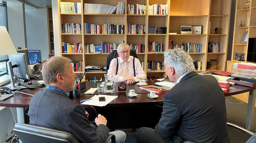„Mein Friedenstraum ist mir zwischen den Händen zerronnen“: Jean-Claude Juncker mit Brüssel-Korrespondent Andreas Lieb (li.) und Hubert Patterer im Büro des EU-Kommissionsgebäudes