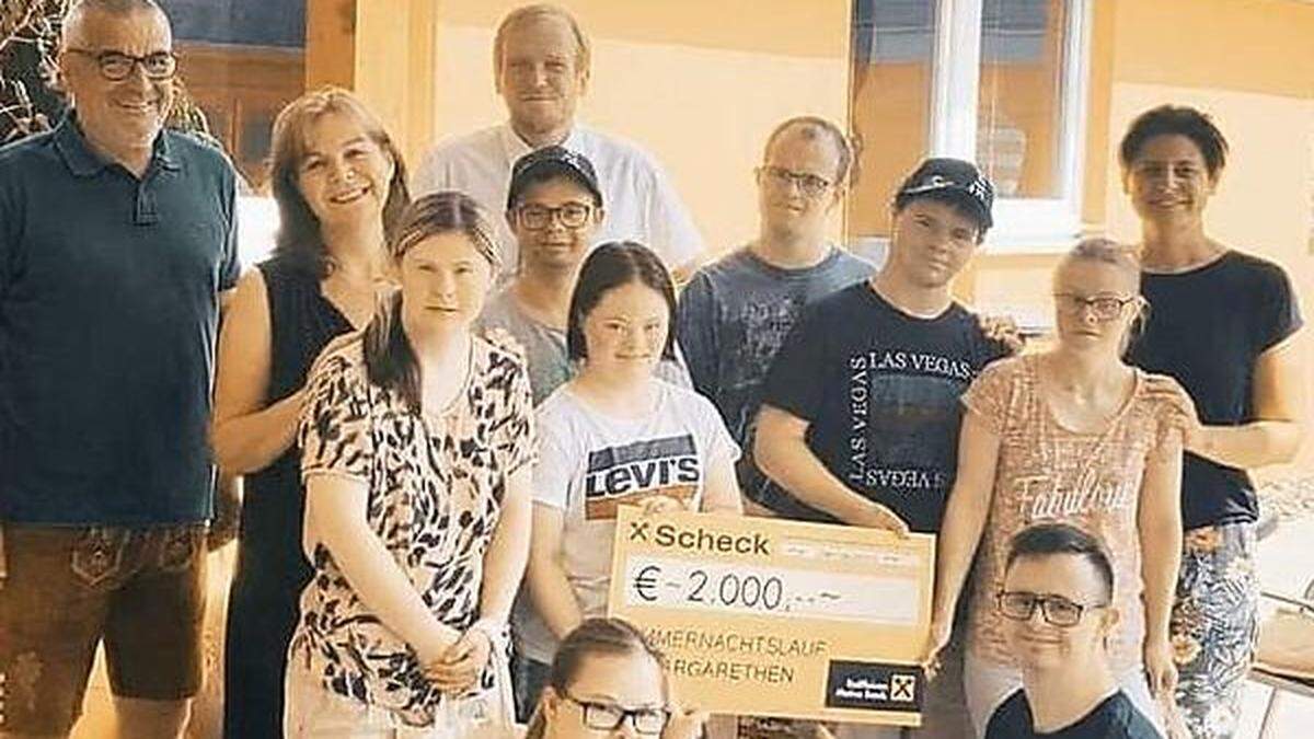 Im Downsyndrom-Zentrum Leoben übergaben Erwin Hinterdorfer und Uwe Zitzenbacher den Reinerlös 