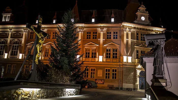 Bis 10. Dezember wird das Rathaus Wolfsberg orange bestrahlt