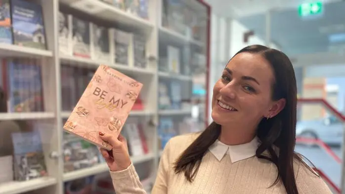 Stolze Autorin | Sabrina Liskas Roman „Be my light“ ist in Papierform und als E-Book erschienen