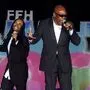 John Davis (rechts) im Bild mit Fabrice Morvan, Ex-Frontmann von "Milli Vanilli".
