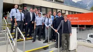 Neu angelobte Bergwächterinnen und Bergwächter stehen zusammen mit Vertretern des Landes und des Bezirkes vor dem Gebäude der Bezirkshauptmannschaft Lienz | Die neuen Osttiroler Bergwächterinnen und Bergwächter zusammen mit Landesrat René Zumtobel (Vierter von links) und Bezirkshauptfrau Bettina Heinricher (Dritte von rechts)