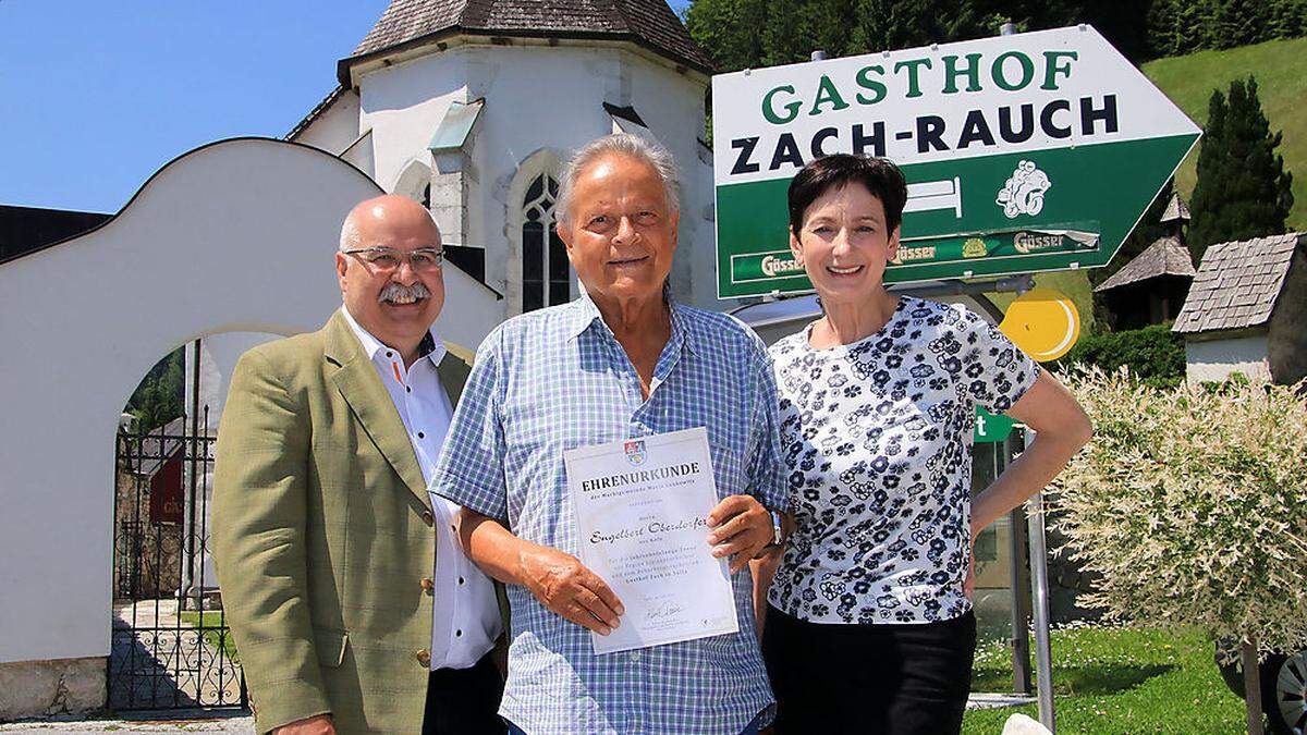 Bert Oberdorfer mit Bürgermeister Kurt Riemer und Wirtin Christine Zach-Rauch