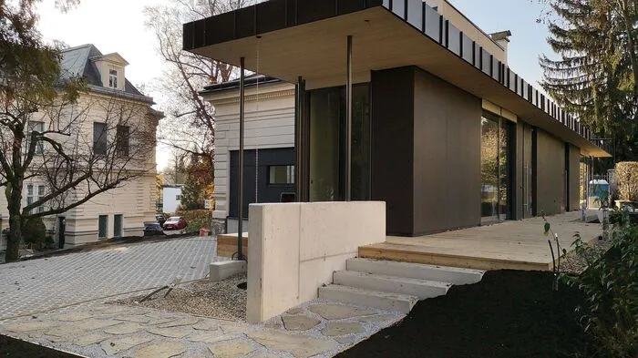 Blick auf den Zubau von der Grundstücksgrenze her. Im Hintergrund: die Villa, zu der das Gärtnerhaus von 1878 gehört.