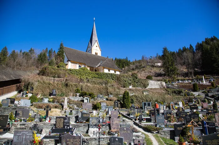 Eine der besten Lagen des Ortes - der Friedhof am Hügel bei der Ortseinfahrt, der auch im Eisenkappel-Tatort zu Fernsehehren gelangt ist.
