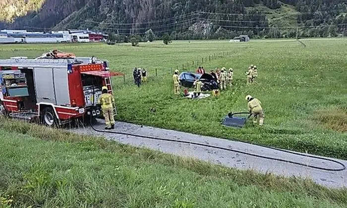 Der zweite Pkw wurde auf eine Wiese geschleudert