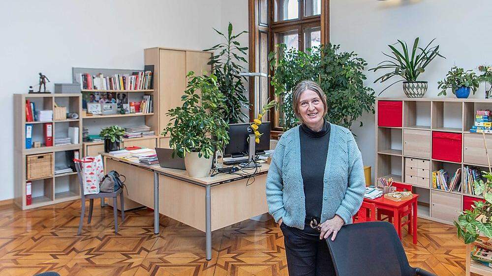 Sorgt bei der Tischler-Vereinigung für Kritik: Elke Kahr und ihr Büro mit Second-Hand-Möbel