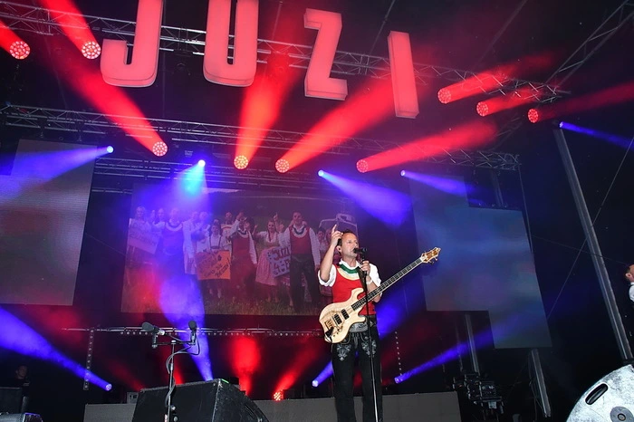 Hitverdächtig ist auch das 22. und neue Album, das in Strass im Zillertal erstmals live präsentiert wurde: "Megageil im JUZI-Style" erreichte wenige Tage darauf auch gleich Platz eins in den österreichischen Albumcharts.