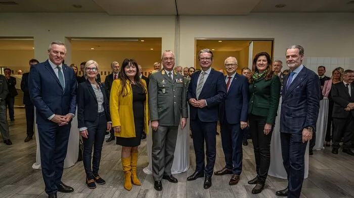 Militärkommandant Brigadier Heinz Zöllner mit seinen Gästen aus der Landespolitik. Von links: FPÖ-Klubobmann Mario Kunasek, 2. Landtagspräsidentin Gabriele Kolar, LT-Präsidentin Manuela Khom, LH Christopher Drexler, Landesrat Hans Seitinger, ÖVP-Klubobfrau Barbara Riener, 3. LT-Präsident Gerald Deutschmann
