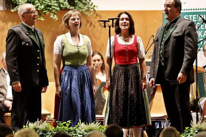 Karl Edegger führte durch den Abend - er konnte neben den Dillachern un dem Chor „Bunt Gemischt“ auch die Brandl Geigenmusi und den Perstl Viergesang begrüßen. 
