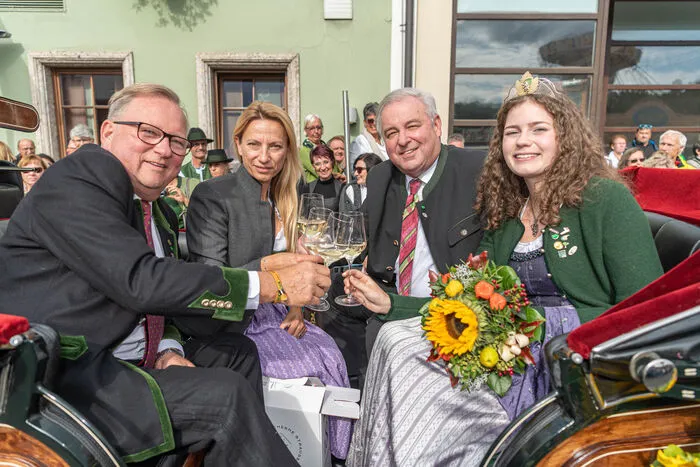 Bürgermeister Karl Wratschko, Juliane Bogner-Strauß, Landeshauptmann Hermann Schützenhöfer und Weinhoheit Lisa Müller 