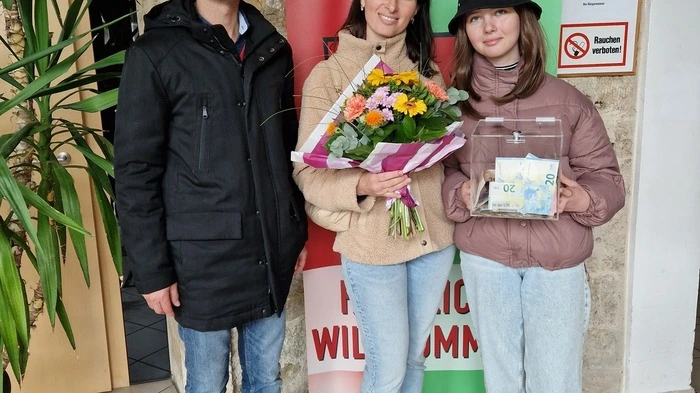 Vizebürgermeister Robert Druml bei der Spendenübergabe an Sofia und ihre Mutter