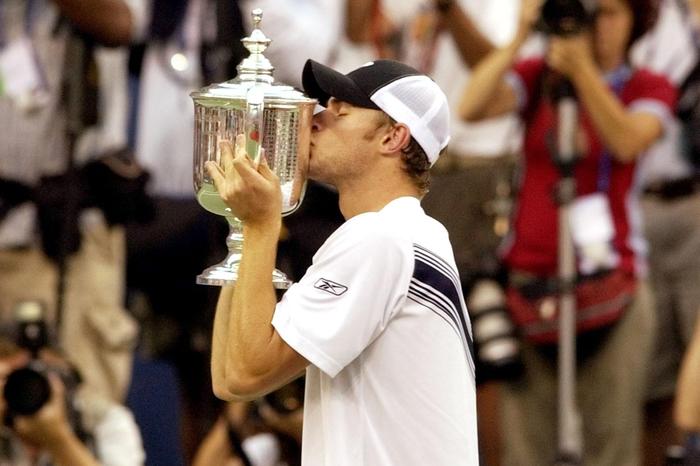 アンディ・ロディックは2003年に全米オープンの優勝トロフィーを持ってここでクルーズ・ヒューイットを相手に防衛した