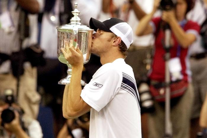 Andy Roddick, ici en 2003 avec le trophée du vainqueur de l'US Open, s'est défendu contre Cruz Hewitt