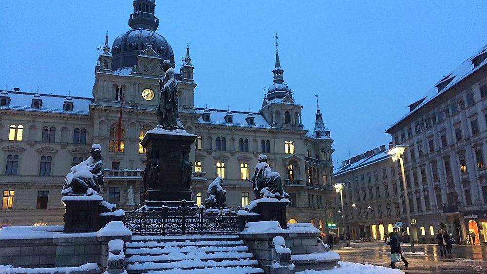 Der Grazer Hauptplatz zeigte sich frühmorgens schneebedeckt