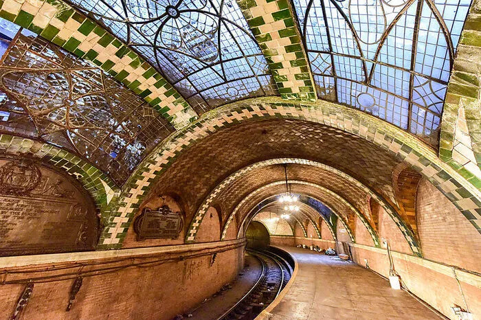 Mit den schmucken Bögen von Architekt Rafael Guastavino war sie das Vorzeigestück, als Bürgermeister George McClellan die U-Bahn der Metropole 1904 eröffnete. Die eleganten Kronleuchter, Deckenfenster und die anmutigen Kurven begeisterten die Besucher - und tun es bis heute.