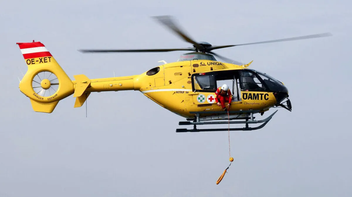 Der Hubschrauber musste auf der A 10 landen (Symbolfoto)