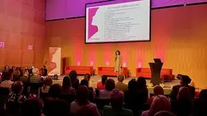 Ein voller Saal bei der „SO! Frauen“-Veranstaltung zum Weltfrauentag – auch Männer nahmen an der Feier teil