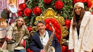 Von links nach rechts: Judith Lisa, Wolfram Dullnig von der Band „Saxolution“ und Sara De Blue bei ihrem Auftritt auf Gut Aiderbichl