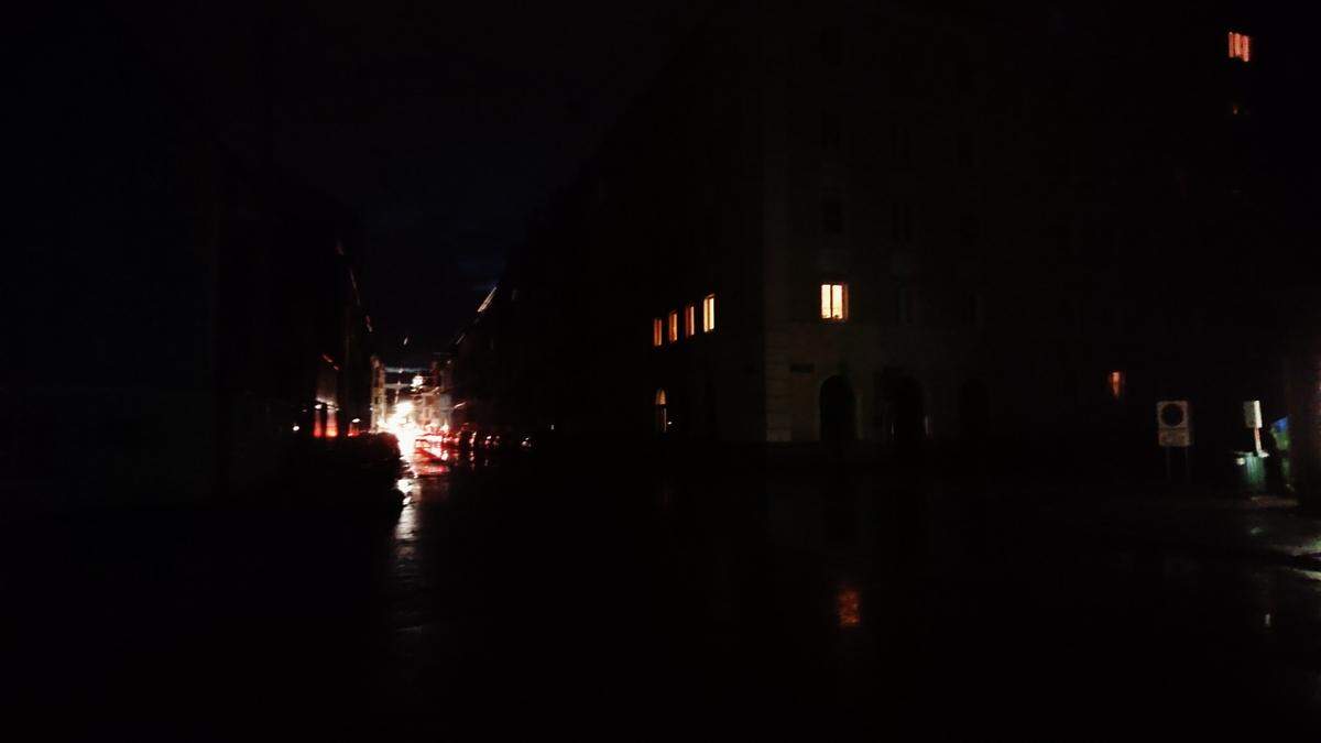 Der Blick vom Felix-Dahn-Platz in Richtung Kaiser-Josef-Platz zeigt: die Straßenbeleuchtung blieb am Samstagabend weitgehend dunkel. 