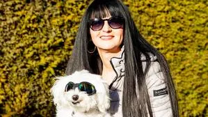 Maja mit Frauchen Kamila Kanduth aus Neuhaus - beide tragen ihre Brille aus gutem Grund 