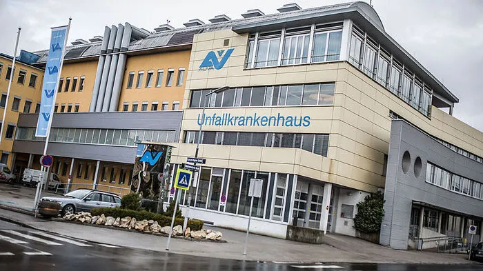 Der Mann wurde mit dem Hubschrauber ins UKH geflogen