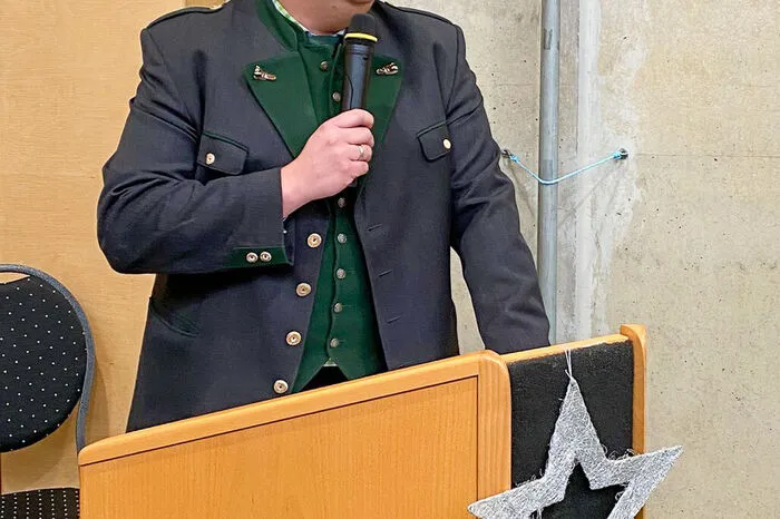 Bürgermeister Franz Sattler begrüßte mehr als 100 Senioren zu dieser Feier.