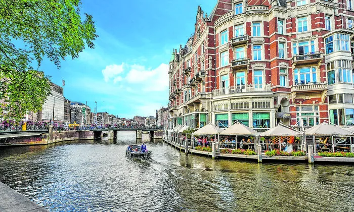 Amsterdam ist für seine unzähligen Kanäle (Grachten) berühmt  