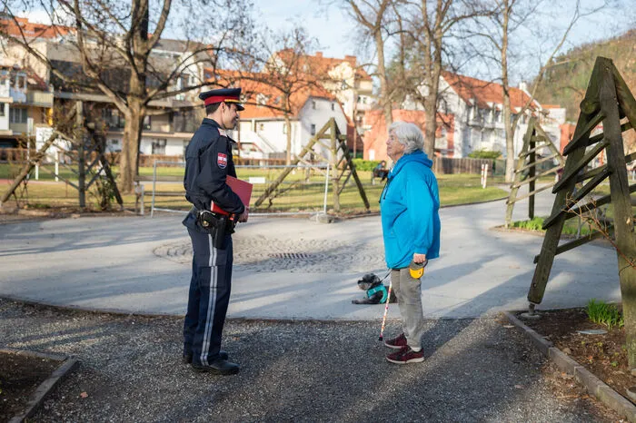 Auch am ersten Wochenende nach Einführung der Schutzzonen war die Polizei im Volksgarten, im Metahofpark, aber auch im Stadtpark im Einsatz. Bei einem Lokalaugenschein begrüßten die meisten Passanten die Aktion.