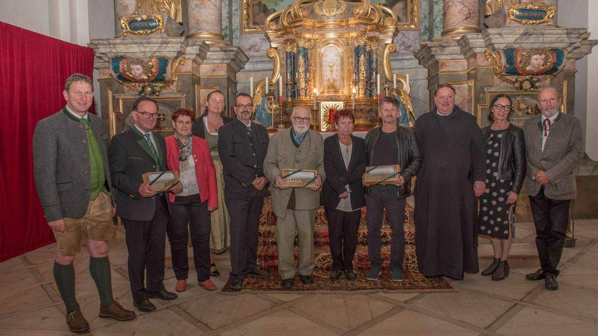 Die Preisträger mit Gratulanten und Vertretern des Landesdenkmalamtes in der Klosterkirche in Mautern