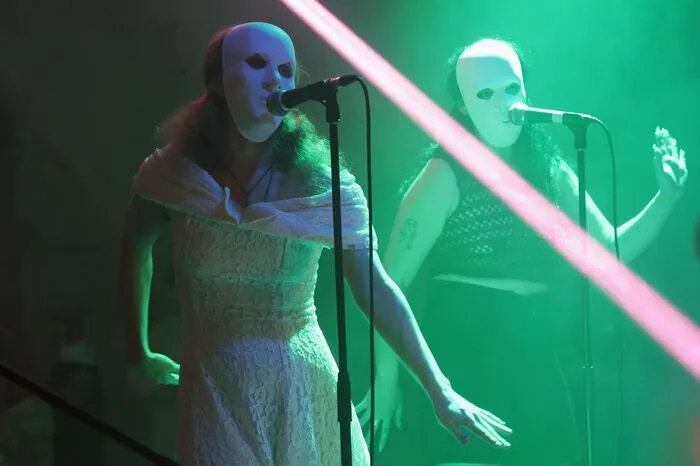 Basierend auf dem Buch "Riot Days" von Aljochina präsentierte die "Pussy Riot Anti-War Tour" ein Performance-Projekt aus Musik, Theater und Videoeinspielungen. 