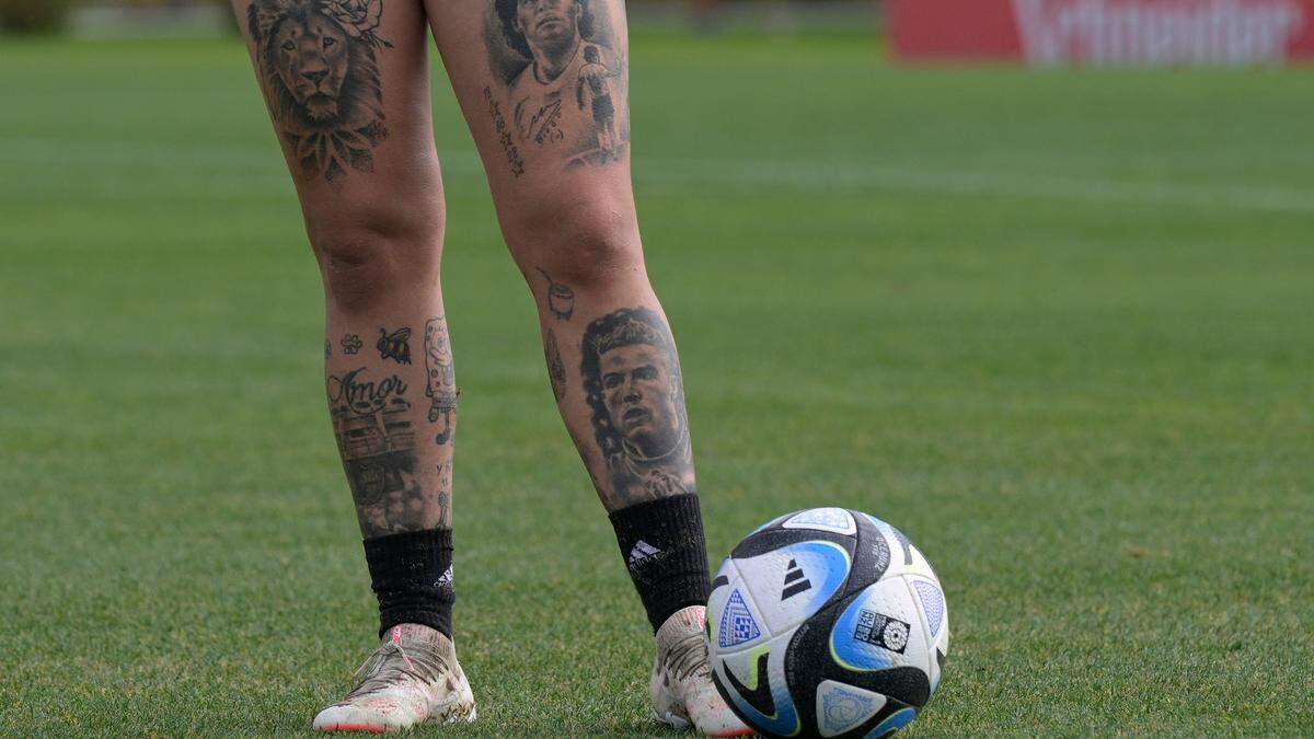 Das Bein von Yamila Rodriguez ziert unter anderem ein CR7-Tattoo