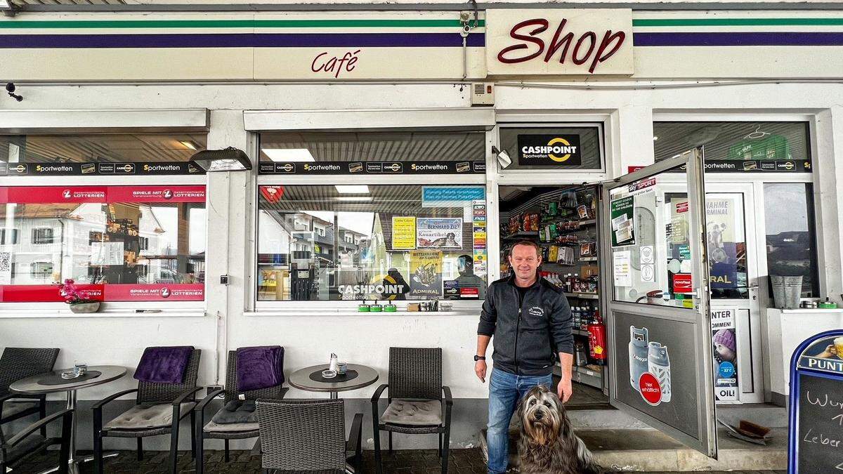 Michael Cernoga mit Hund Schiron vor seiner Tankstelle in Lebring – St. Margarethen