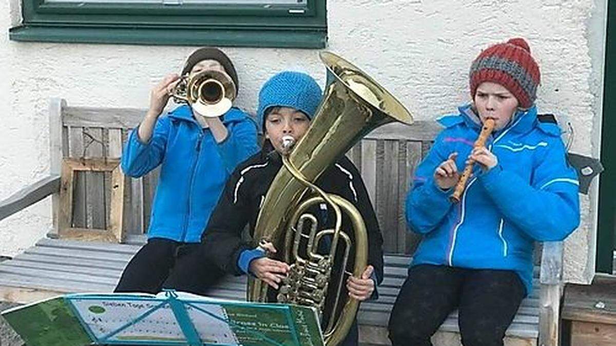 Jakob, Greogor und Anna Neunegger musizierten für ihre Nachbarn in Eisentratten in der Gemeinde Krems von ihrem Bankerl vor der Türe