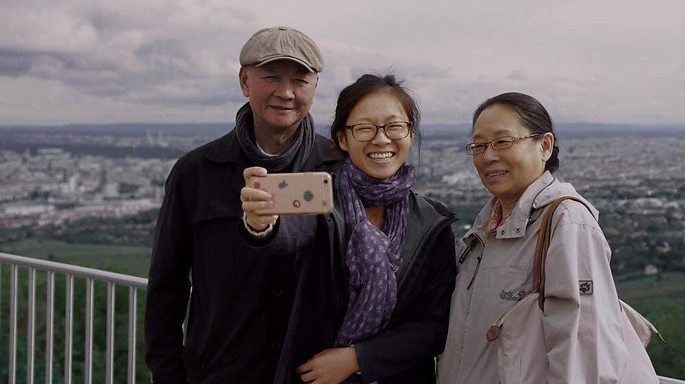 Mit dem Franz-Grabner-Preis geehrt: Weina Zhao (Mitte) und Judith Benedikt für Weiyena - Ein Heimatfilm