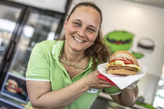 Cassandra Winter aus Eugendorf hat für ihre veganen Gäste Burgerlaibchen aus Linsen kreiert.