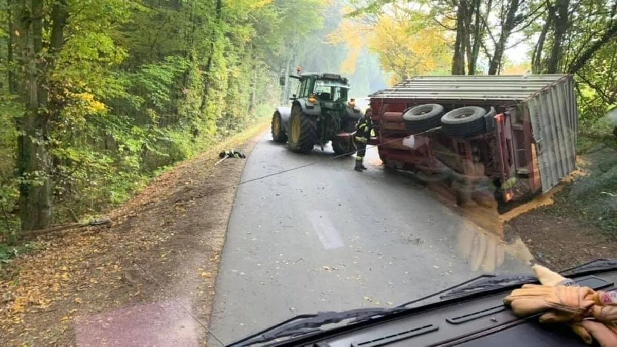 Mit einer Seilwinde wurde der Anhänger wieder aufgestellt