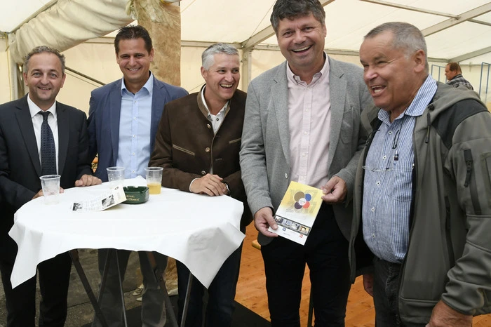 Gratuliert haben am Freitagnachmittag zahlreiche Wegbegleiter, Freunde, Unternehmerkollegen und Vertreter der Politik, wie hier auch der Spittaler Bürgermeister Gerhard Pirih.
