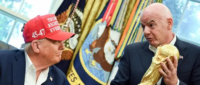 FIFA-Präsident Gianni Infantino mit dem WM-Pokal und US-Präsident Donald Trump